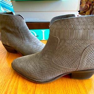 Diba True Cool Wind Booties sz 9.6 Taupe Snakeskin